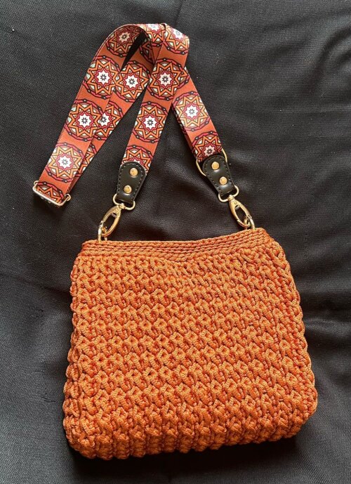 Bolsa cor Caramelo de Crochê em Fio Náutico - alça acetinada transversal