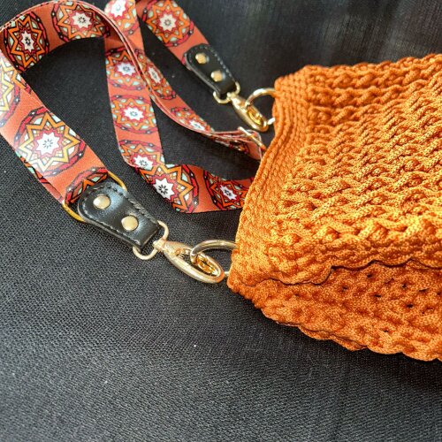 Bolsa cor Caramelo de Crochê em Fio Náutico - alça acetinada t