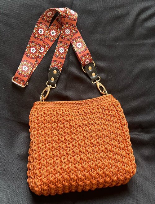 Bolsa cor Caramelo de Crochê em Fio Náutico - alça acetinada t