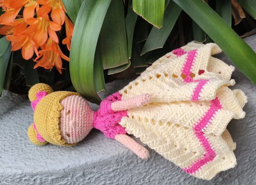 BONECA NANINHA-MANTA DE APEGO EM AMIGURUMI/MENINA/CROCHÊ/BEBE/CRIANÇA/BONEQUINHA/LACINHO/FEITO A MÃO/MANTINHA