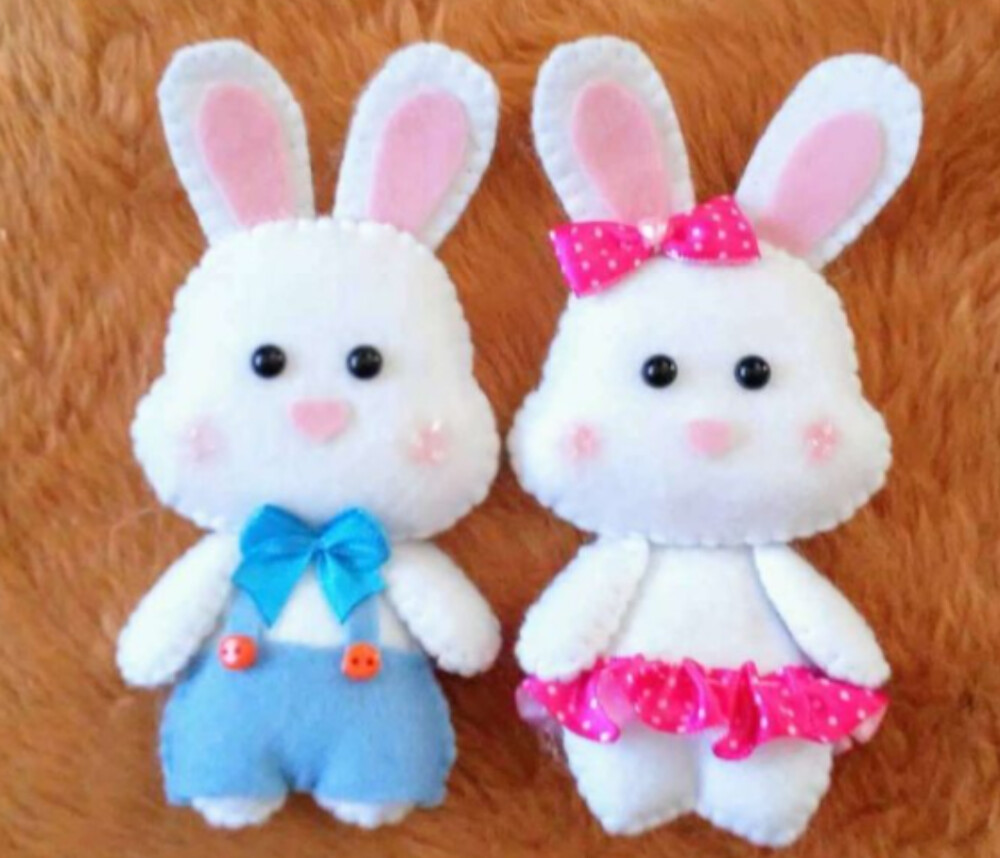 Casal coelhos feltro