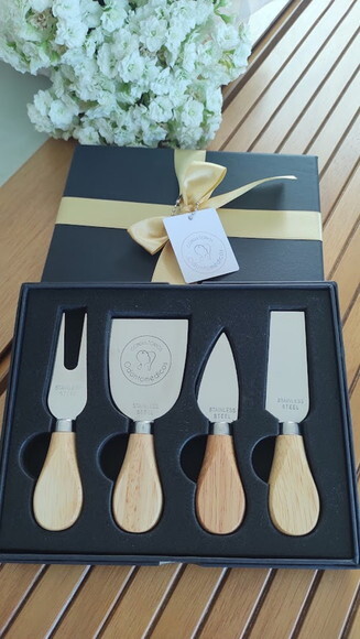 Kit Queijo 4 Peças em Estojo de Papelão com Berço de Espuma