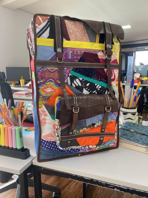 Mochila Patchwork Sustentável com Couro