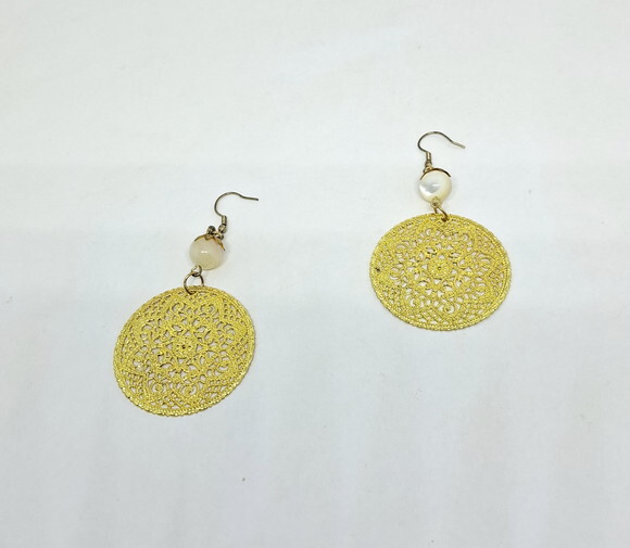 Brinco em Metal Dourado Rendado (mandala) com Madrepérola