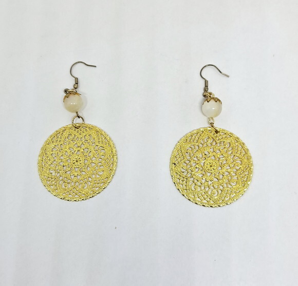 Brinco em Metal Dourado Rendado (mandala) com Madrepérola