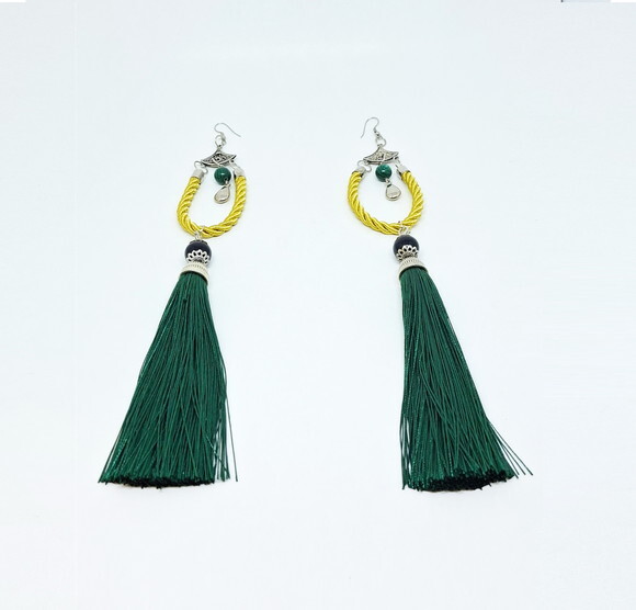 Brinco Longo em Tassel Verde, Corda Dourada e Resina