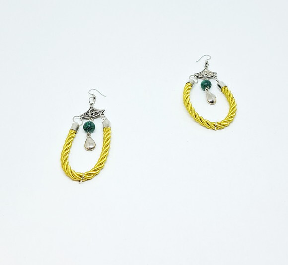 Brinco Longo em Tassel Verde, Corda Dourada e Resina