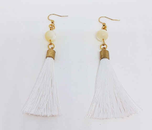 Brincos Dourados em Tassel Branco e Madrepérola Natural