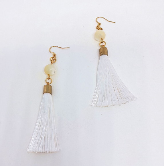 Brincos Dourados em Tassel Branco e Madrepérola Natural