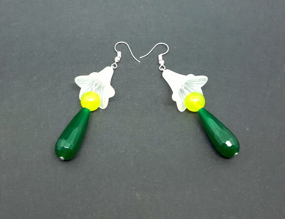 Brincos em acrílico branco e jades