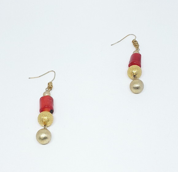 Brincos em Coral Vermelho e Bolinhas Folheadas a Ouro