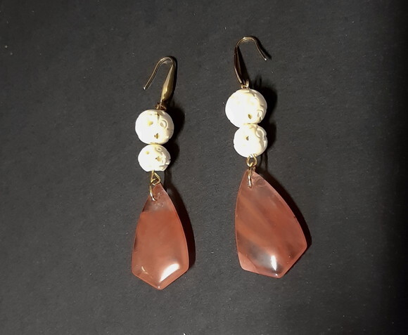 Brincos em Cristal Cherry, Osso de Iaque e Aço Inox