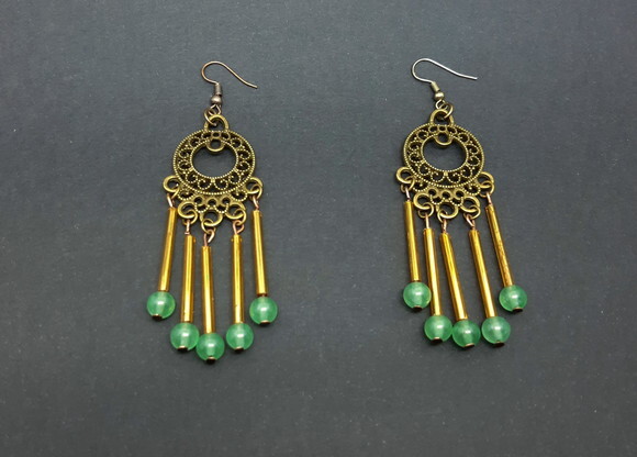 Brincos em jade verde, acrílico marrom e ouro velho