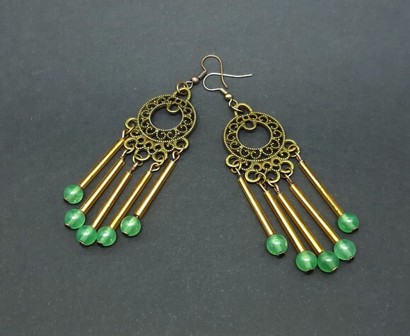 Brincos em jade verde, acrílico marrom e ouro velho