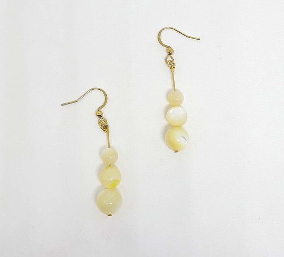 Brincos Em Madrepérolas Com Peças Em Aço Inoxidável Dourado