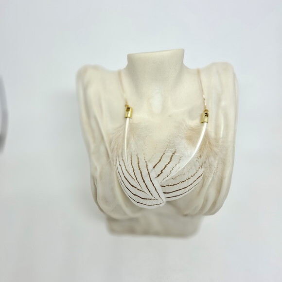 Brincos em Pena Natural e Aço Inoxidável Dourado