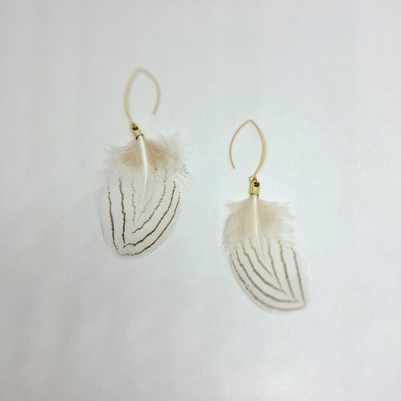 Brincos em Pena Natural e Aço Inoxidável Dourado