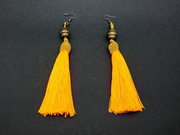 Brincos em Tassel Alaranjado com Detalhes na Cor Ouro Velho
