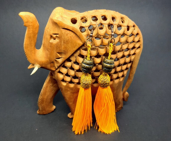 Brincos em Tassel Alaranjado com Detalhes na Cor Ouro Velho