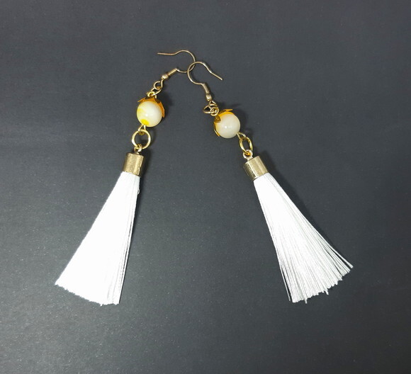 Brincos em Tassel, Peças Douradas e Madrepérola Natural