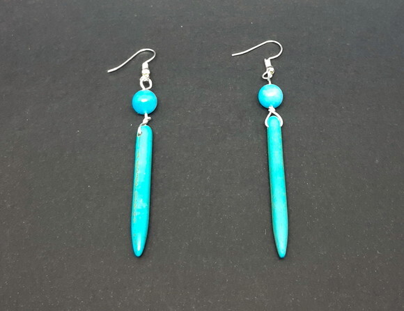Brincos folheados com calcedônia azul e howlita