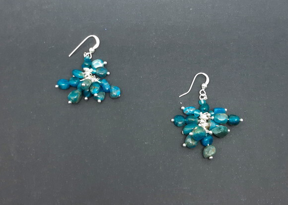 Brincos folheados com cachinhos de apatita azul