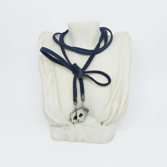 Colar Choker em Camurça Azul Marinho com Pingentes de Cartas