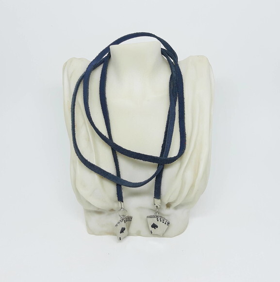 Colar Choker em Camurça Azul Marinho com Pingentes de Cartas