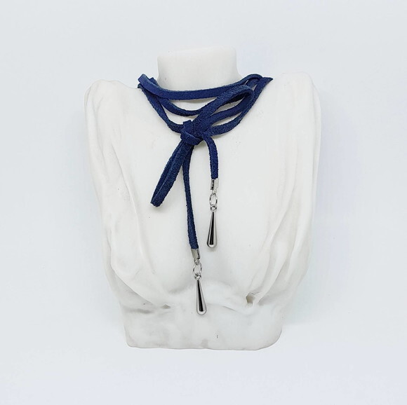 Colar Choker em Camurça Natural Azul e Ponteiras em Metal