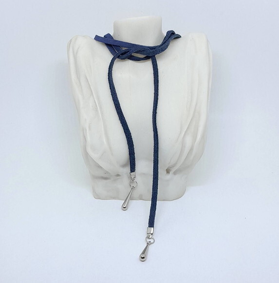 Colar Choker em Camurça Natural Azul e Ponteiras em Metal