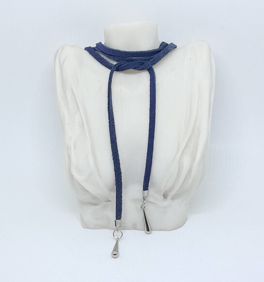 Colar Choker em Camurça Natural Azul e Ponteiras em Metal