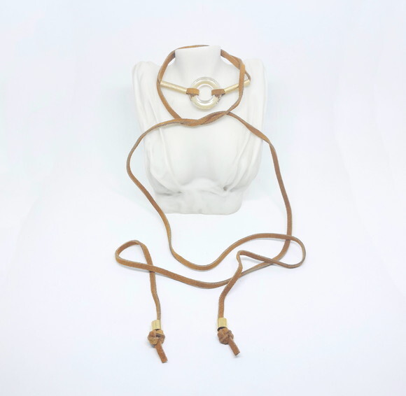Colar Choker em Camurça Natural e Peças Folheadas