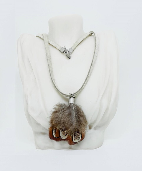 Colar Choker em Camurça Natural Bege e Pingente em Penas