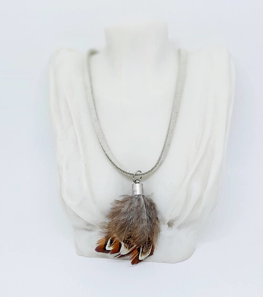 Colar Choker em Camurça Natural Bege e Pingente em Penas