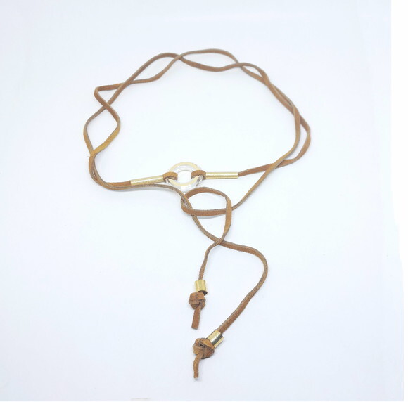 Colar Choker em Camurça Natural e Peças Folheadas