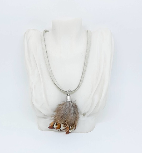 Colar Choker em Camurça Natural Bege e Pingente em Penas