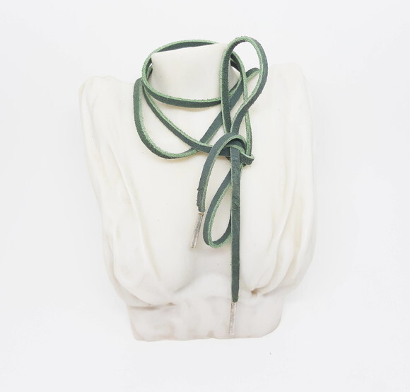 Colar Choker em Camurça Natural Verde e Ponteira Folheada