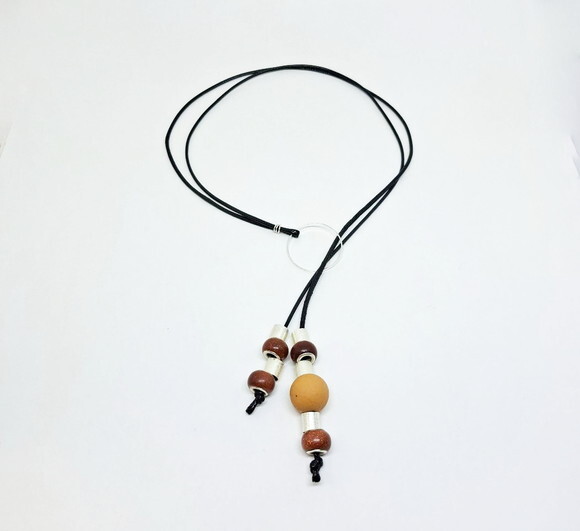 Colar Choker em Cordão Encerado Preto e Peças Folheadas
