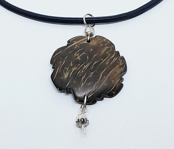 Colar Choker em Couro Indiano e Pingente em Coco Natural
