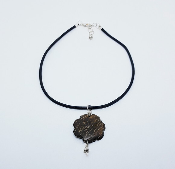 Colar Choker em Couro Indiano e Pingente em Coco Natural
