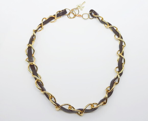 Colar Choker em Couro Natural Marrom e Metais Dourados