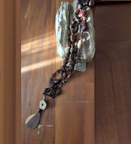 Colar Decorativo de Mesa em Sementes e Madeira
