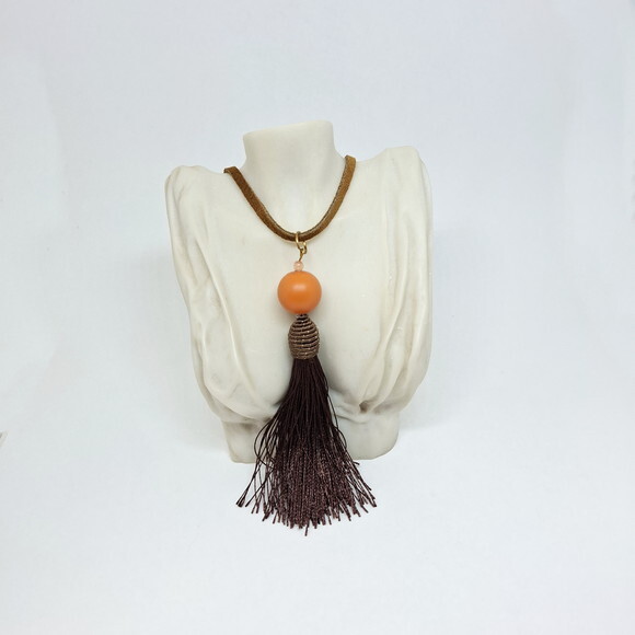 Colar em Camurça Natural e Pingente com Tassel Marrom