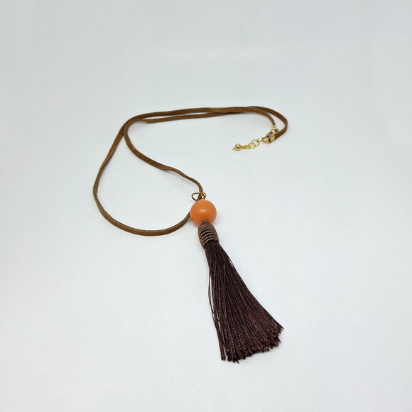 Colar em Camurça Natural e Pingente com Tassel Marrom