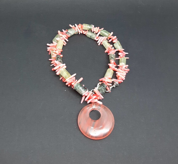Colar em Coral, Quartzo Verde Prehnita e Cristal Cherry