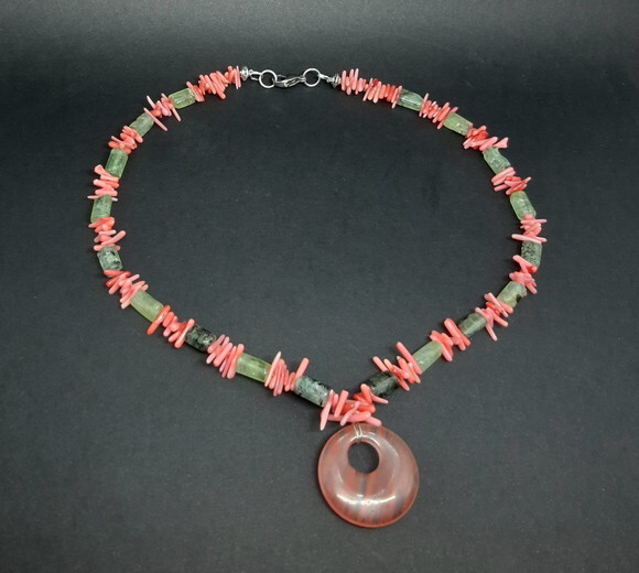 Colar em Coral, Quartzo Verde Prehnita e Cristal Cherry