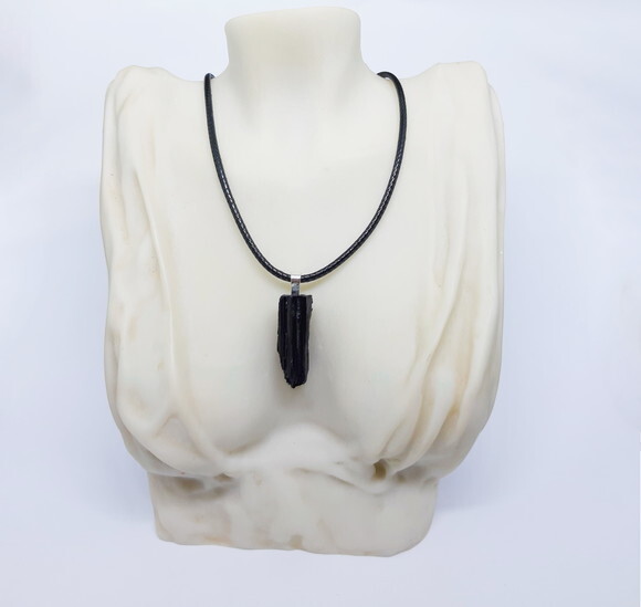 Colar em cordão preto, turmalina e peças folheadas