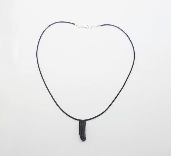 Colar em cordão preto, turmalina e peças folheadas