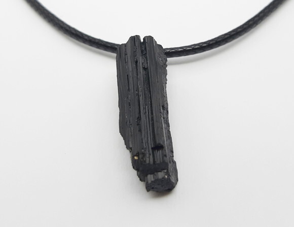 Colar em cordão preto, turmalina e peças folheadas