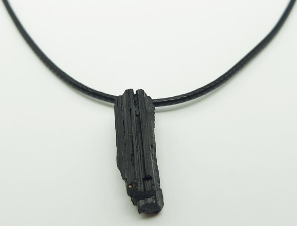 Colar em cordão preto, turmalina e peças folheadas